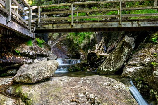 Br&uuml;cke am Wasserfall mit Steinen im Bayerischen Wald