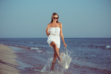 Fototapeta na wymiar woman on beach