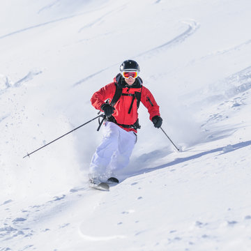 sportlich unterwegs auf Telemark-Skiern im freien Gelände