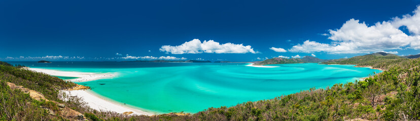 Fototapeta na wymiar Panoramic view of the amazing Whitehaven Beach in the Whitsunday Islands, Australia