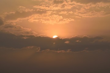 Obraz premium Zachód słońca w chmurach