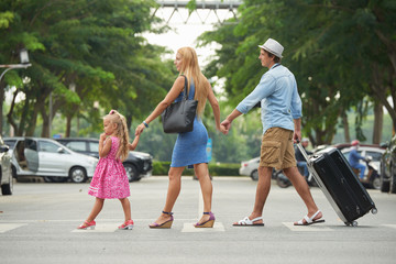 Obraz premium Family walking in the city