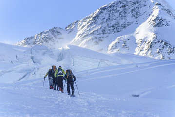 Fototapeta na wymiar eine Gruppe Alpinisten im vergletscherten Gelände