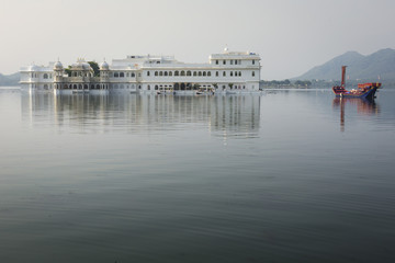 Taj Lake Palace on lake Pichola in Udaipur, Rajasthan, India.