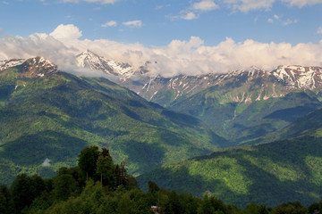 Naklejka premium blue sky and mountain peaks