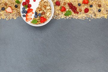 Müsli Frühstück Früchte Joghurt Erdbeeren Beeren Schale Schiefertafel Textfreiraum von oben