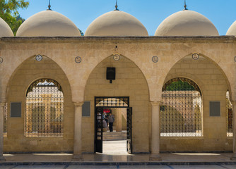 Fototapeta na wymiar Haupteingang der Mevlidi Halil Moschee in Sanliurfa, Türkei