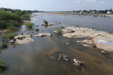 Wäschewaschen im Fluss Kaveri in Tamil Nadu, Südindien