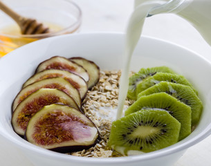 figs and kiwi muesli