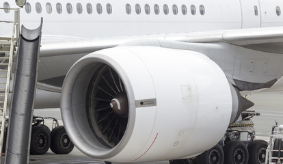 飛行機のジェットエンジン