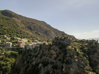 Vista aerea di Nonza e torre su una scogliera a picco. Penisola di Cap Corse, Corsica. Tratto di costa. Francia