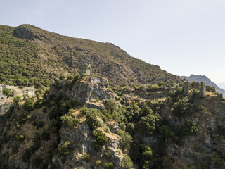 Vista aerea di Nonza e torre su una scogliera a picco. Penisola di Cap Corse, Corsica. Tratto di...