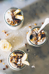Banana and granola oatmel