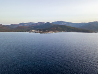 Vista aerea di strade serpeggianti della costa francese. Barcaggio. Penisola di Cap Corse, il punto più a Nord del Cap Corse di fronte all’isola della Giraglia. Corsica. Tratto di costa. Francia
