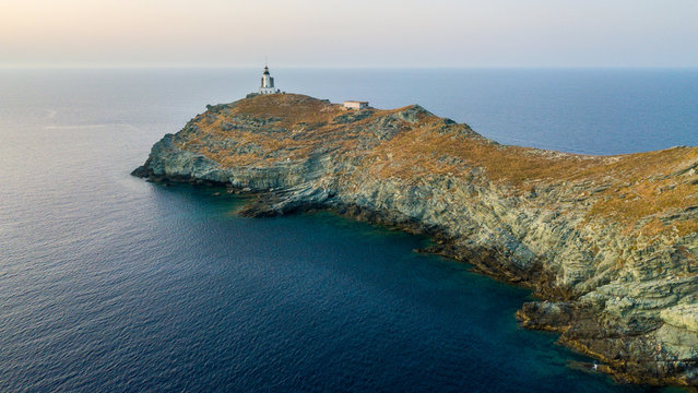 Vista aerea del Faro e della torre sull’isola della Giraglia, il punto più a Nord della penisola del Cap Corse. Corsica Francia.