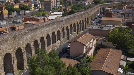 Vista aerea dell'acquedotto romano che attraversa una stada parallela alla via Casilina a Roma, in...