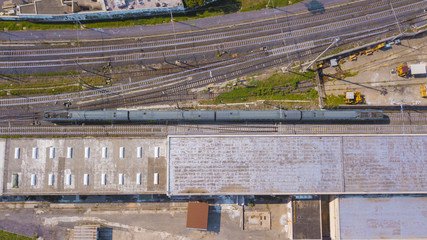 Vista aerea dei binari e di un magazzino vicino una stazione a Roma. Un treno è fermo sulle rotaie...