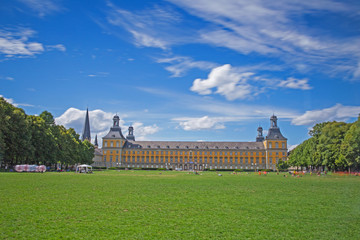 Fototapeta na wymiar Bonn, Kurfürstliches Schloss und Hofgartenwiese