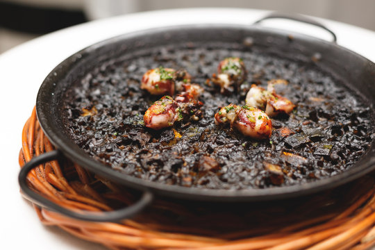 Arroz negro con chipirones