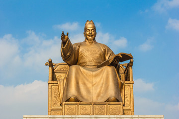 Naklejka premium Golden statue at Gwanghwamun square.
