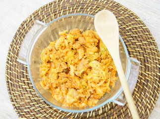 choux ,pomme de terre,et farce ,cuisiné à la tomate