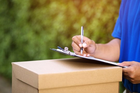parcel delivery man Check stock Prepare to send the package to the customer.
