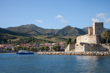 Bateau sortant du port de Collioure