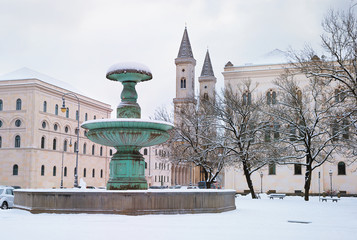 Ludwig-Maximilian-Universität in München, Brunnen und ludwigskirche. Winterszene.