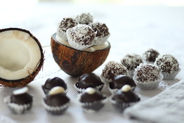 Raw energy balls wit coconut, chocolate and almonds
