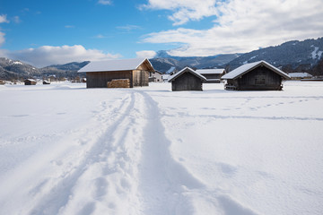 verschneiter Wanderweg bei Garmisch zwischen den Heuhütten, Oberbayern