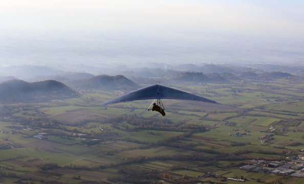 Man Flies With His Hang Gliding