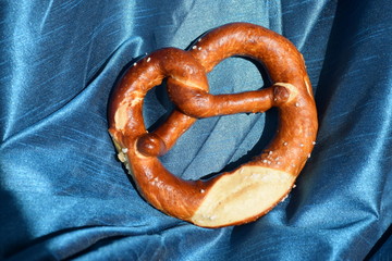 Brezel auf blauer Seide
