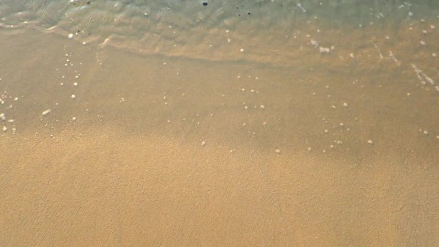 onde di mare sulla sabbia