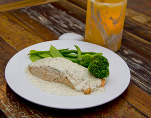 Salmon in white wine sauce with vegetables