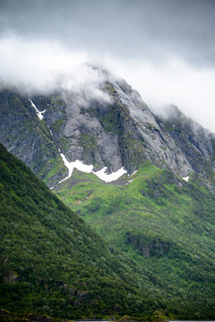 Bergspitze mit Schnee im Nebel