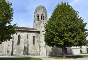 Fototapeta na wymiar L'église Saint-Jean-Baptiste à Charroux (Allier) (Plus beau village de France)