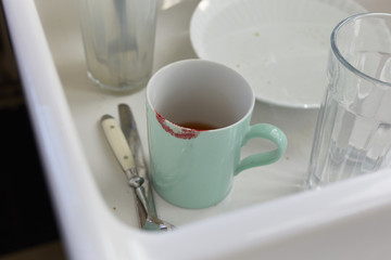 Teetasse mit Lippenstiftfleck
