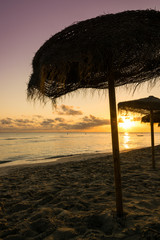 Menorca, Sonnenuntergang und Strandschirme