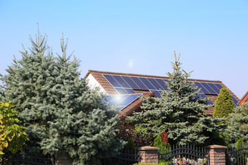 Solary fotowoltaniczne na dachu budynku gospodarczego. - obrazy, fototapety, plakaty
