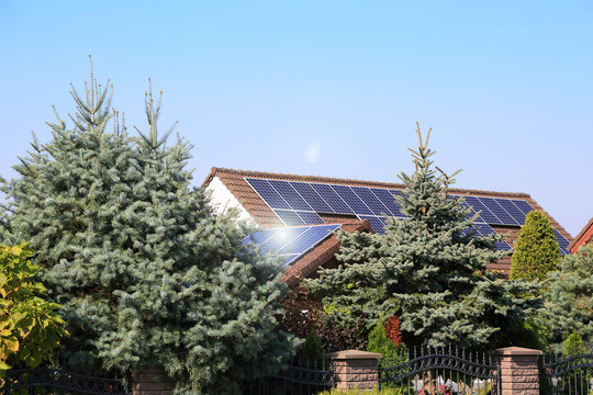 Solary fotowoltaniczne na dachu budynku gospodarczego.