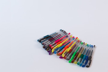Bolígrafos de colores.
