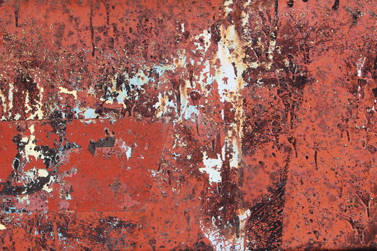 Peinture rouge abim&eacute;e et tach&eacute;e sur carrosserie