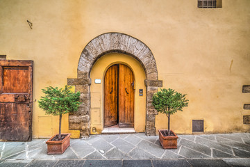 Fototapeta na wymiar Picturesque door in Tuscany