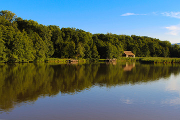 Fototapeta na wymiar Green forest reflected in the lake