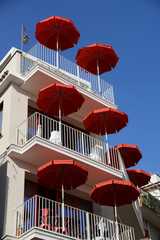 Sonnenschirme an einem Haus
