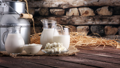 melkproducten. smakelijke gezonde zuivelproducten op een tafel op. zure room in een kom, kwarkkom, room in een bank en melkpot, glazen fles en in een glas