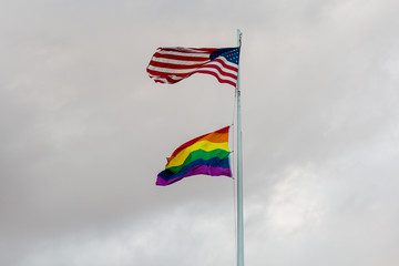 Regenbogen und USA Fahne