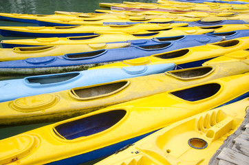 Fototapeta na wymiar Treibende Kayaks in der Halong Bucht