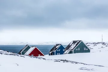 Gordijnen Vier kleurrijke inuithuizen tussen de rotsen in een buitenwijk van de arctische hoofdstad Nuuk, Groenland © vadim.nefedov