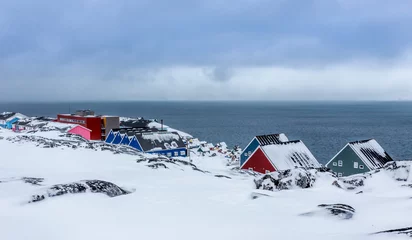 Tragetasche Bunte Inuit-Häuser und Straßen zwischen den Steinen in einem Vorort der arktischen Hauptstadt Nuuk © vadim.nefedov